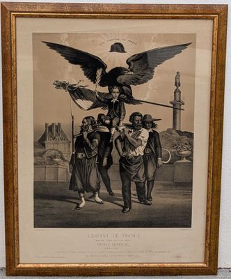une vieille photo montrant un homme tenant un oiseau au-dessus d'un autre homme