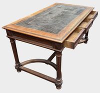Bureau plat de style Empire, pieds cannelés entretoisés, ouv… (photo 6)