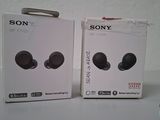 deux boîtes d'écouteurs Sony posées l'une à côté de l'autre sur une table