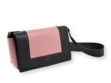 un sac à main noir et rose avec une bandoulière noire sur fond blanc