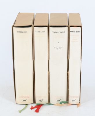 trois livres sont empilés sur une surface blanche