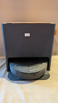 une photo d'une enceinte noire et argentée posée sur une table