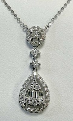 un collier en or blanc serti de diamants, avec un pendentif en forme de larme au bout d'une chaîne