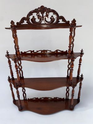 une étagère en bois surmontée de trois tablettes