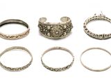 plusieurs types de bagues en argent sur un fond blanc