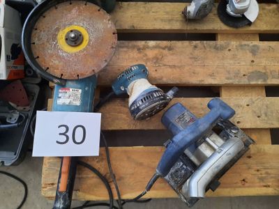 plusieurs outils posés sur une palette, accompagnés d'une étiquette de prix