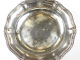 un plateau d'argent antique sur un support sur fond blanc