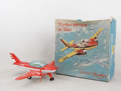un petit avion en jouet posé à côté d'une boîte