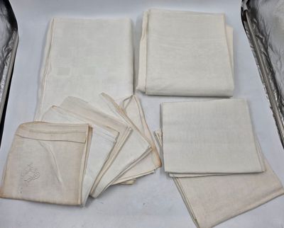 618 / CH-J3 / Lot composé de deux nappes blanches l'une…