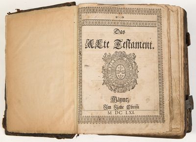 un vieux livre avec l'image d'un blason