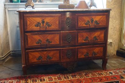 Commode en bois de placage ouvrant à 4 tiroirs sur 3 rangs. - Photo 1