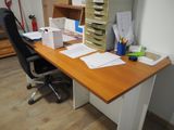 une photo d'un bureau recouvert de nombreux papiers