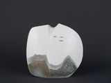 un vase blanc orné d'un motif de montagne