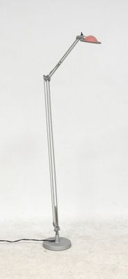 lampe sur pied en forme de lampe sur pied avec un abat-jour rouge