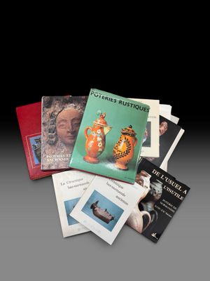un grand nombre de livres posés sur une table
