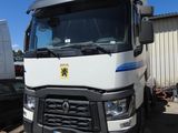 un camion garé sur un parking à côté d'un immeuble