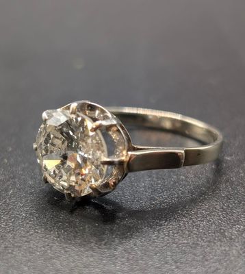 gros plan d'une bague en diamant sur une surface noire