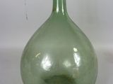 une bouteille en verre vert posée sur une table