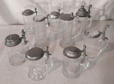 de nombreux bocaux en verre avec leurs couvercles, posés sur une table