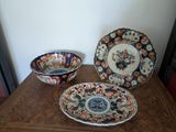 trois assiettes et bols posés sur une table en bois