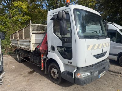 un camion blanc garé dans un parking