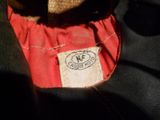 un gros plan d'une veste rouge et noire avec une étiquette