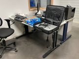 une valise posée sur un bureau, à côté d'une chaise