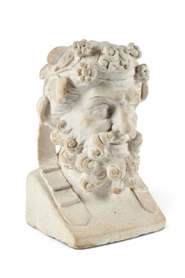 une image représentant la statue d'un homme avec des fleurs sur la tête