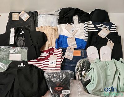 un tas de vêtements et d'autres objets posés sur un lit