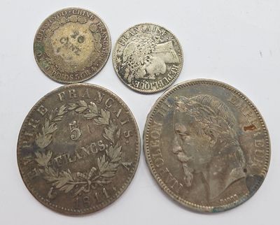 Quatre pièces de monnaie britanniques différentes sont représentées sur un fond blanc.