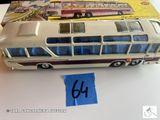 un bus jouet posé sur une table