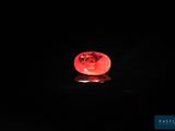 un gros plan d'une lumière rouge éclairant une surface noire