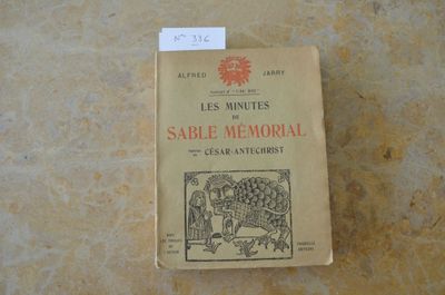 un livre posé sur une table, avec un mot accroché dessus