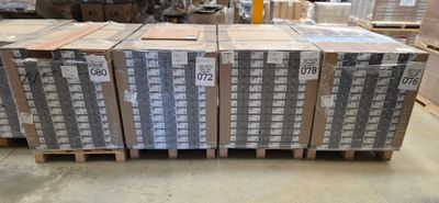 un grand nombre de boîtes posées sur une palette