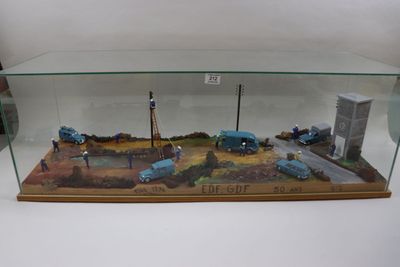 une vitrine contenant une maquette de bateau