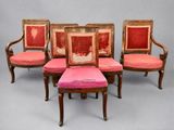 trois chaises avec des coussins roses, sur lesquelles est posé un coussin rouge
