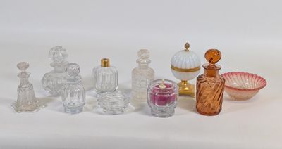 un grand nombre d'objets en verre posés sur une table