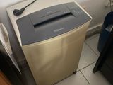 une photo d'un broyeur à papier dans un coin de la pièce