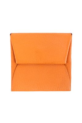 une enveloppe en cuir orange munie d'un petit rabat sur le devant