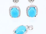 une paire de boucles d'oreilles et un pendentif en turquoise et diamants