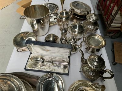 une table sur laquelle se trouvent de nombreux objets en argent