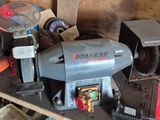 une machine posée sur une table dans un garage