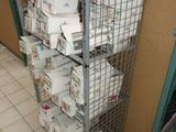 de nombreux courriers empilés sur un chariot métallique dans un magasin