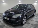 la photo d'une voiture noire garée dans un garage