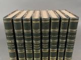 une pile de six livres posés les uns sur les autres sur une table