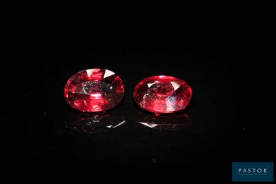 une paire de rubis rouges sur fond noir