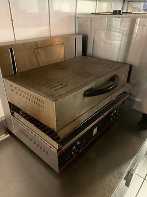 un grille-pain four posé sur un comptoir dans une cuisine