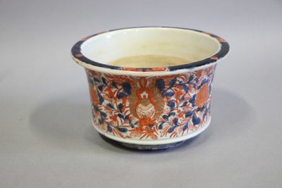 CACHE-POT en porcelaine d'Imari à décor de motifs végétaux.