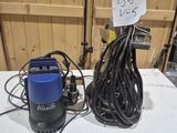 une photo d'une table sur laquelle sont posés divers appareils électriques