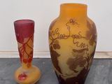 deux vases posés l'un à côté de l'autre sur une table